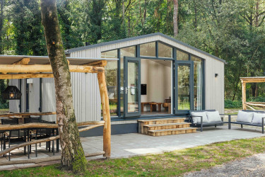 Luxe en vrijstaande lodge met terras midden in de bossen van Lake Resort Beekse Bergen