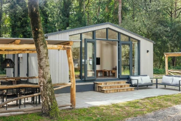 Luxe en vrijstaande lodge met terras midden in de bossen van Lake Resort Beekse Bergen