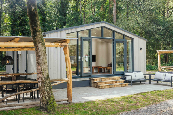 Luxe en vrijstaande lodge met terras midden in de bossen van Lake Resort Beekse Bergen