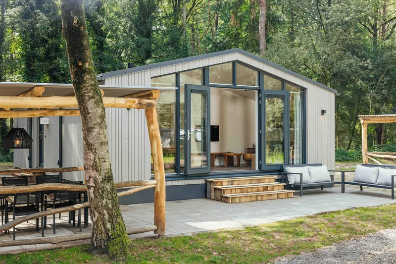 Luxe en vrijstaande lodge met terras midden in de bossen van Lake Resort Beekse Bergen