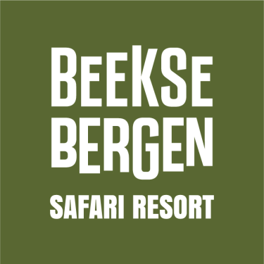 Logo van Safari Resort Beekse Bergen in witte letters op groene achtergrond