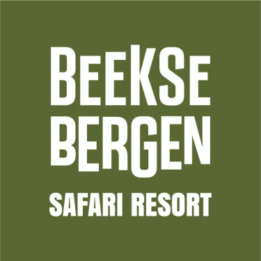 Logo van Safari Resort Beekse Bergen in witte letters op groene achtergrond