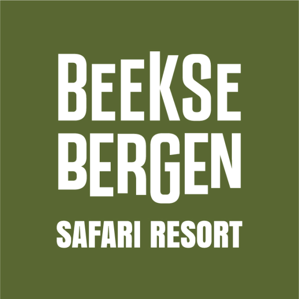Logo van Safari Resort Beekse Bergen in witte letters op groene achtergrond
