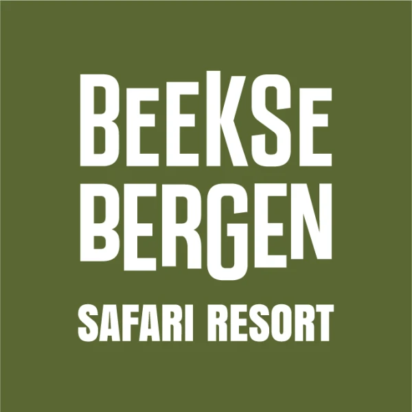 Logo van Safari Resort Beekse Bergen in witte letters op groene achtergrond