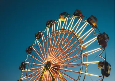 Terracotta en Goudkleur Elegante Stijl 90e Verjaardag Uitnodiging Liggende Kaart (57).png