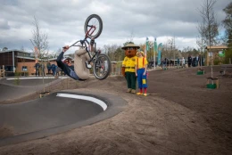 BMX'er fietst op Bartje's BikeXperience en belevingsterrein
