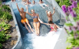 Kinderen genieten volop van de langste trechterglijbaan ter wereld bij waterpark Hof van Saksen