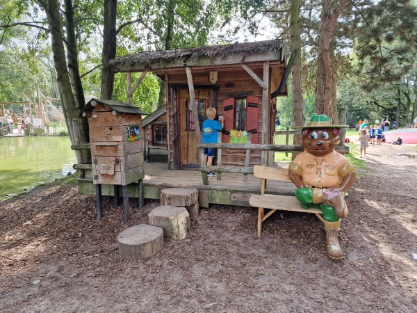 Kinderen spelen bij Bollo speelhuisje op Landal park De Lommerbergen