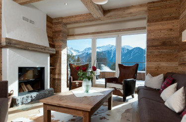 Appartement met twee stoelen met uitzicht op de bergen