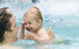 Op vakantie zwemmen met baby's en kleine kinderen bij het zwembad van Center Parcs Het Meerval