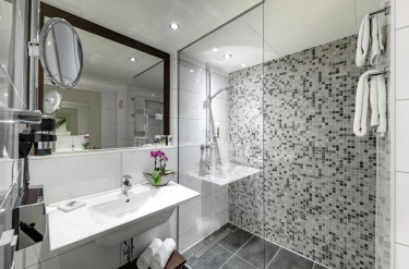 Moderne badkamer met inloopdouche in Mercure Hotel Duisburg City