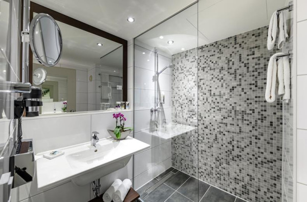 Moderne badkamer met inloopdouche in Mercure Hotel Duisburg City