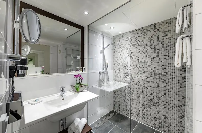 Moderne badkamer met inloopdouche in Mercure Hotel Duisburg City