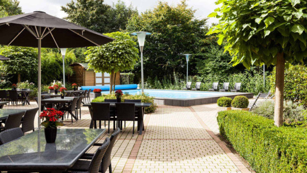 Novotel-Hotel-Maastricht-Terras-overdag-leeg.jpg