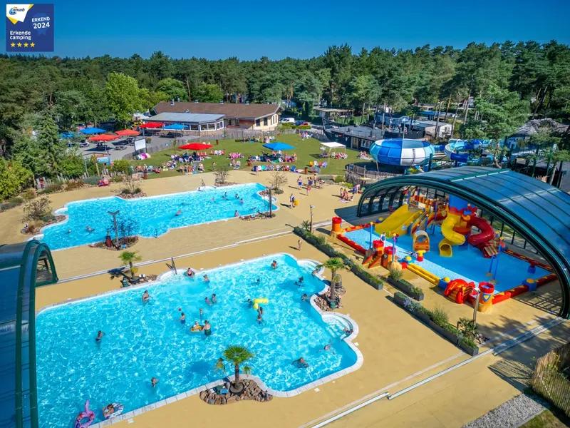 Luchtfoto van het grote buitenzwembad en de waterglijbanen van Capfun de Scheepsbel in Nunspeet