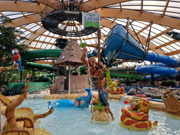 Kinderbad met glijbanen in subtropisch zwembad van Landal De Lommerbergen