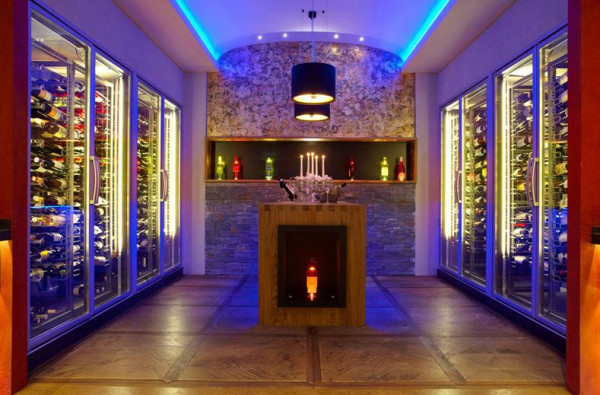 Ruimte vol met wijnkoelers en bar vol dranken in een gekleurd blauw licht