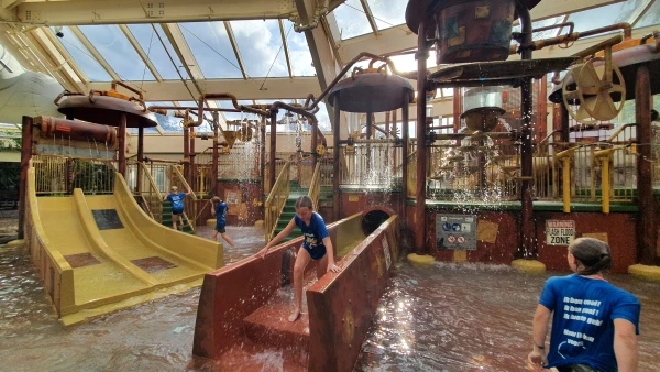 Kinderen spelen en spetteren in een grote waterspeeltuin bij Center Parcs de Huttenheugte.