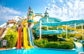 Overzicht van het sprookjesachtige waterpark Aqua Fantasy in Kusadasi met kleurrijke glijbanen en zwembaden.