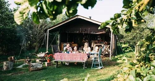 Bijzonder overnachten in een Tenthuisje op een BoerenBed camping