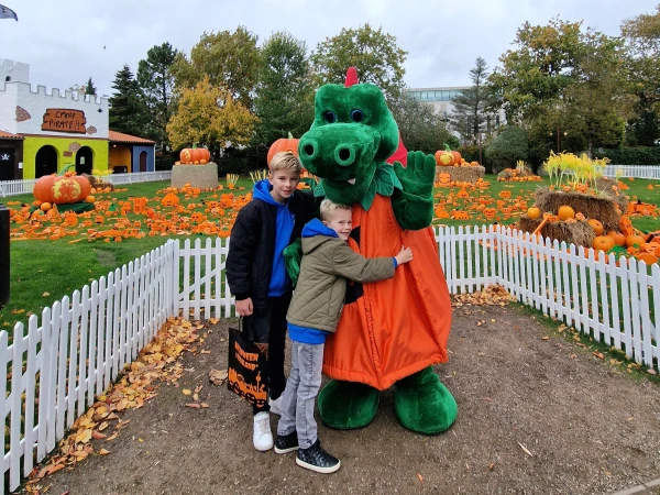 Foto met mascotte in LEGOLAND Denemarken