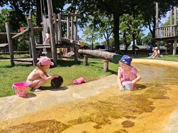 Kindjes spelen in de waterspeeltuin tijdens de Peuterweken bij De Leistert