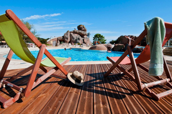 Yelloh Village Le Ranolien- zwembad ligstoelen