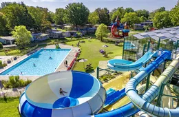 De blauwe Space Bowl glijbaan in het waterpark van Capfun Vlinderloo