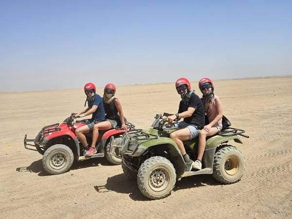 Met de quad op safari in de woestijn in Egypte