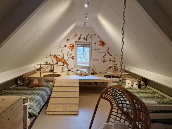 Kinderkamer met dierenbehang en speelgoed bij Landal park Orveltermarke in Drenthe