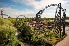 De spectaculaire achtbaan Gold Rush die door het landschap van Attractiepark Slagharen raast.