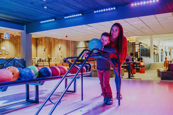 Moeder en kind bowlen samen in de bowlingbaan van Vakantiepark Dierenbos