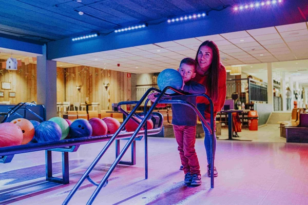 Moeder en kind bowlen samen in de bowlingbaan van Vakantiepark Dierenbos
