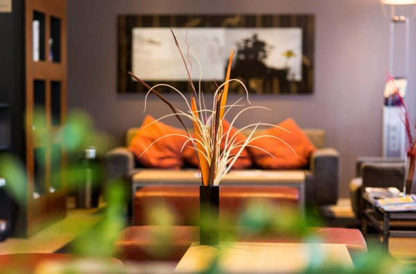 Sfeervolle decoratie in de lounge van Mercure Hotel Duisburg City
