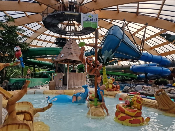 Kinderbad met glijbanen in subtropisch zwembad van Landal De Lommerbergen