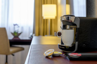 Tassimo koffiezetapparaat op een hotelkamer in Mercure Hotel Duisburg City