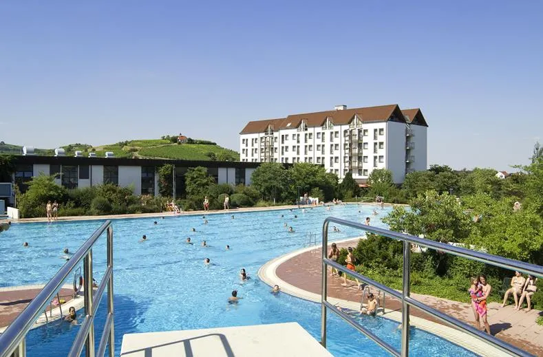 Uitzicht op het grote buitenzwembad Salinarium met op de achtergrond het gebouw van het Mercure Hotel in Bad Dürkheim.