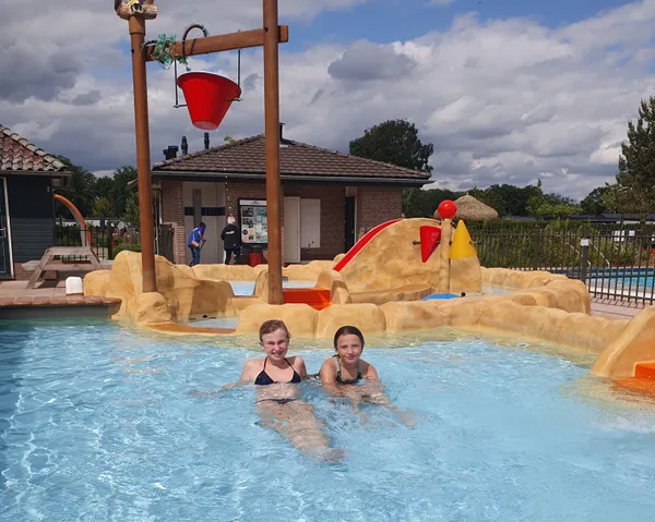 Spetteren in het kinderbad 