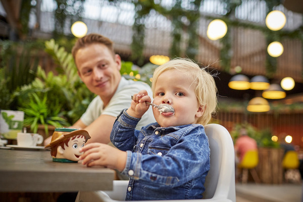 Lekker smullen in het restaurant tijdens de Peuterweken bij De Leistert