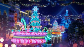 Minnie Mouse leidt een magische kerstparade met kleurrijke praalwagens en lichtjes in Disneyland Paris