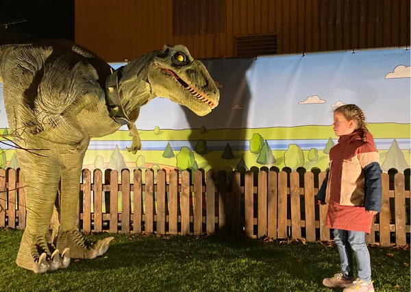 Brul als een dino in het dinomuseum 