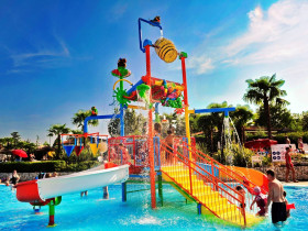 Kindvriendelijke waterspeeltuin voor waterpret op een camping