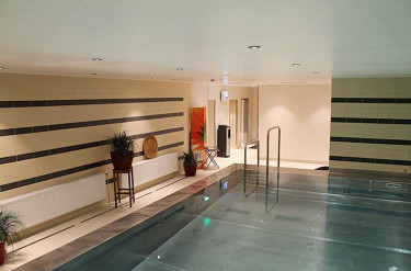 Binnenzwembad voor familie met moderne inrichting in Mercure Hotel Duisburg City