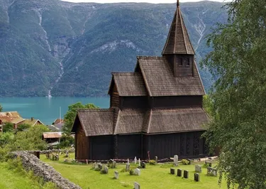 Terracotta en Goudkleur Elegante Stijl 90e Verjaardag Uitnodiging Liggende Kaart - 2024-12-17T143838.894.png