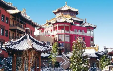 Het Aziatische themahotel Ling Bao in Phantasialand bedekt met een laag sneeuw tijdens Wintertraum, de winteropening.