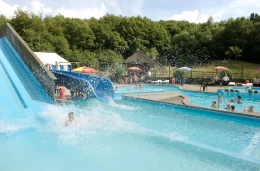 Riis Ferrie glijbanen.jpg