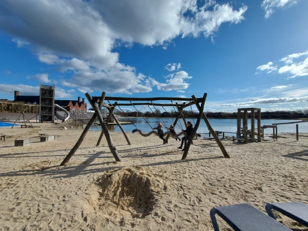 Speeltoestellen op het strand bij Hof van Saksen
