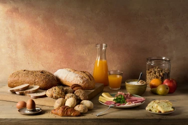 ontbijt met brood, beleg, musli en drinken bij restaurant beekse bergen