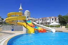 Cesdar Belek Hotel glijbanen.jpg