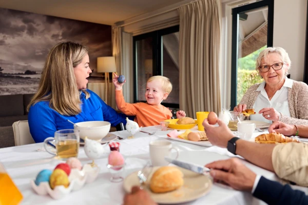 Familie geniet van een paasontbijt tijdens hun verblijf op in vakantiepark Hof van Saksen